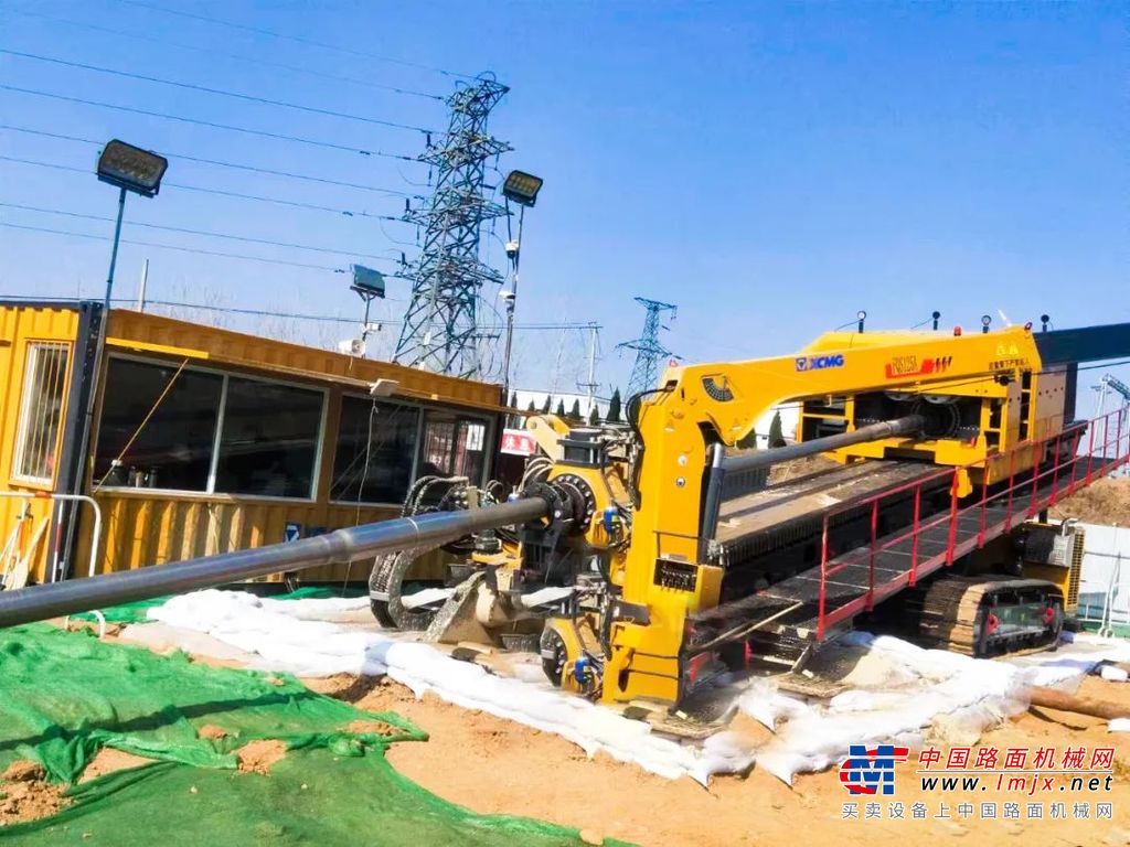 本次施工管道为DN1200钢管，穿越长度835米。其穿越的地层主要有全风化花岗片麻岩、强风化花岗片麻岩、中风化花岗片麻岩。存在着软硬地层交错区域，一部分穿越地层岩石硬度高达80MPa，一部分地层土质松散、成孔性差，会导致泥浆不易保存，因此在该地层进行非开挖穿越施工极具挑战性。	除此之外，出入土点高程差约20米，较大的高程差也使得泥浆极难在已经钻成的孔中存留，加大了施工难度。该工程也被称为整个东干线工程中难啃的“硬骨头”。