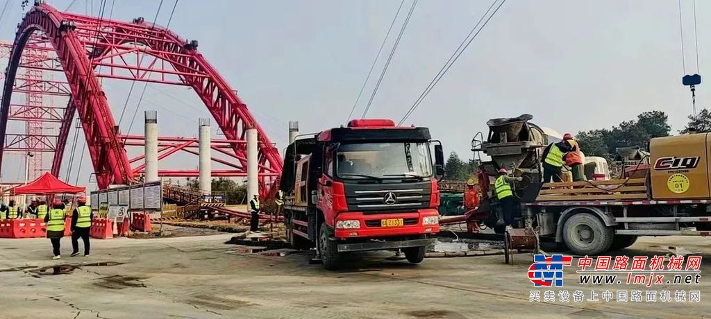 正龙红水河特大桥是广西路建集团在建最大跨径中承式钢管混凝土拱桥，也是《广西高速公路网规划（2018-2030）》中“联6线”武忻高速2-1分部的关键控制性工程。该桥位于广西壮族自治区来宾市，全长1404米，主桥长316米，跨越了滋养桂北茂土的母亲河————红水河。