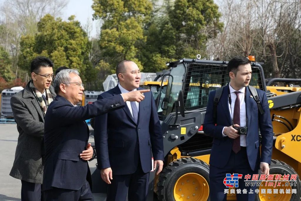 拉合莫夫•拉合穆江表示，中国是哈萨克斯坦睦邻友好国家和最大的贸易国，而徐工是中国工程机械的龙头企业，期待双方可以在哈方本土投资建厂、高端人才培养、物流基地建设等方面加强合作交流。