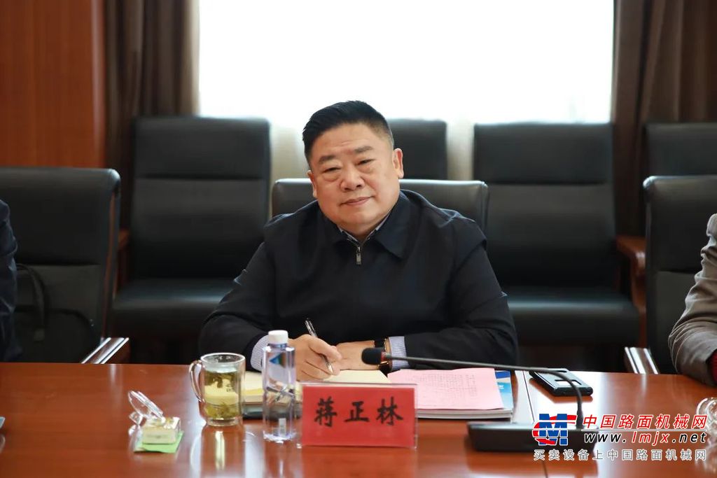 调研组一行首先参观了徐工消防智能化生产车间和工程中心，认真查看了消防车下料、结构、装配的生产装配环节及产品试验检测环节，对徐工消防高度数字化、现代化的生产制造水平给予了高度评价。