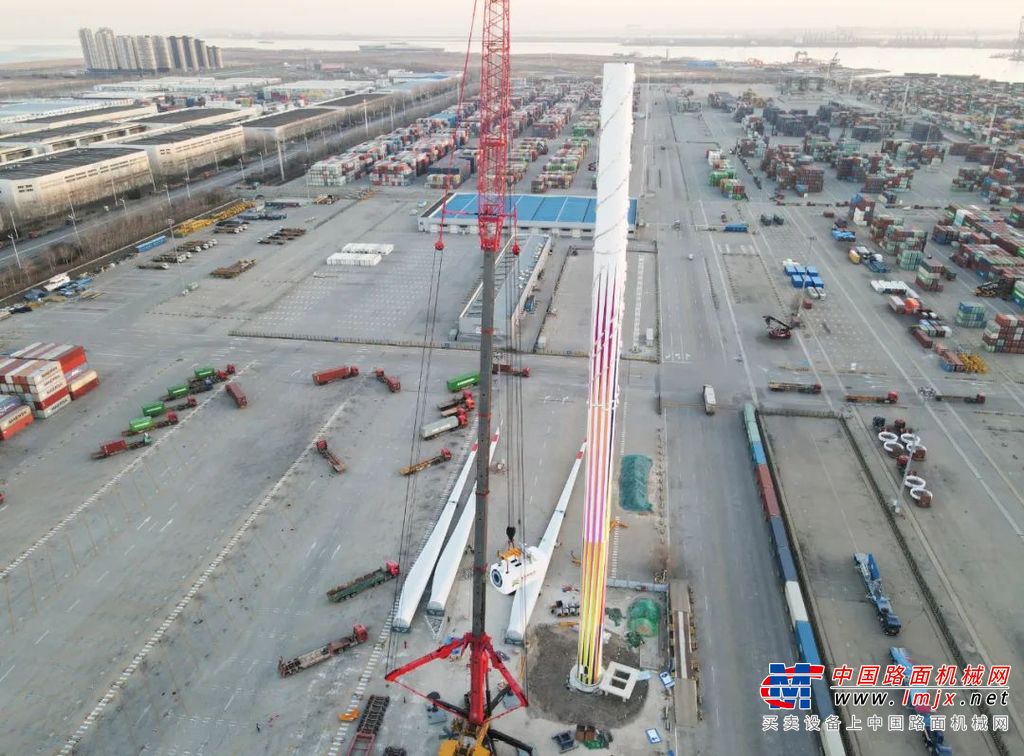 	2022年9月，SCC52000TM以2000吨的工况参与了我国首个生态核电示范项目————中广核太平岭核电项目2号机组安全壳内穹顶吊装，为进一步高质量稳步推进工程建设奠定了坚实的基础。