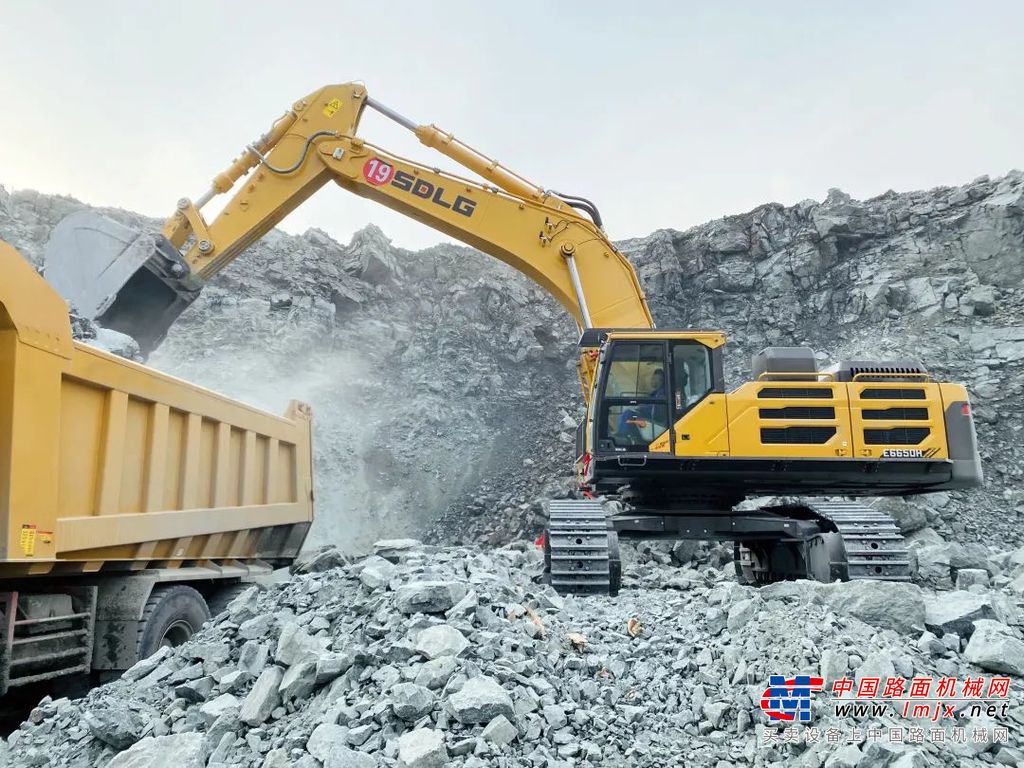 	临工重机ME106大型矿用挖掘机、HR2150伸缩臂叉装车、T38JE电动直臂式高空作业平台等3款产品荣登2023工程机械年度产品TOP50榜单。