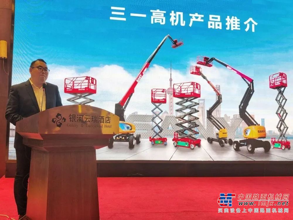 展会外场，三一高机工作人员邀请客户参与设备试乘，切实感受三一高机设备的稳定性、安全性和舒适性。研发工程师也在现场与高机租赁商们积极互动、交流，了解市场痛点以便更好地进行新产品的研发。