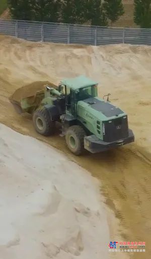 	主办方在颁奖词中指出：山东临工L956H EV电动装载机采用双电机四输出传动系统，配装专用上装箱、行走箱，匹配性更强。应用集成开发的能量回收、自动启停等技术，作业更高效。