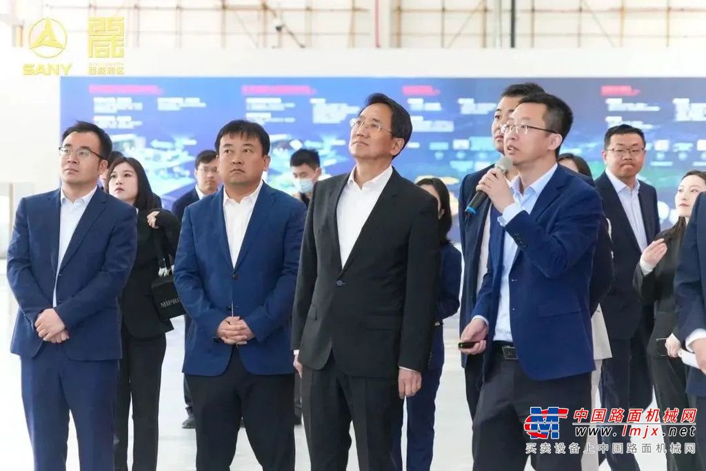 仪式结束后，三一重装总经理曲小飞为各位领导介绍了下线设备。