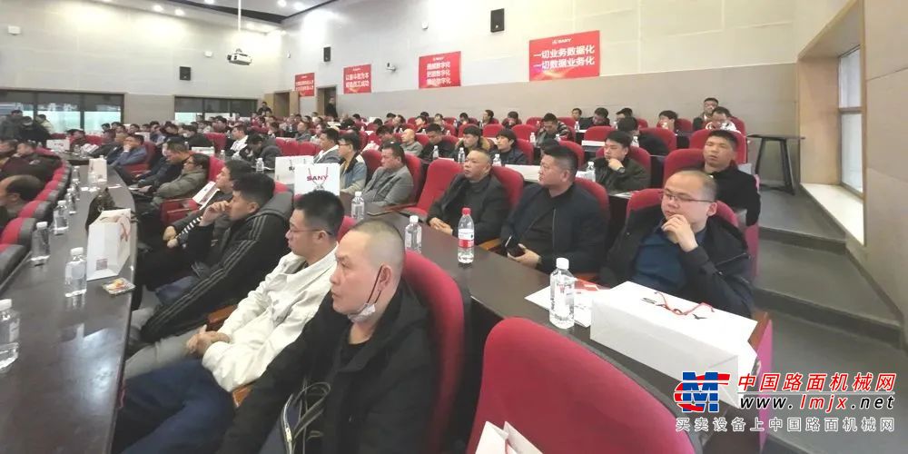 随后，三一机器人公司经营团队与来访嘉宾进行了深入会议交流，湖南省特设协会副秘书长张勇芳先生表示：三一机器人公司在智慧工厂建设方面取得的成绩有目共睹，深度参与建设的两座灯塔工厂与全国上百个“灯塔工厂级”产线项目，更是为行业竖起标杆。希望通过此次参观学习，能够让与会代表深度思考如何用智慧科技和先进理念进一步提升经营效益和生产安全。