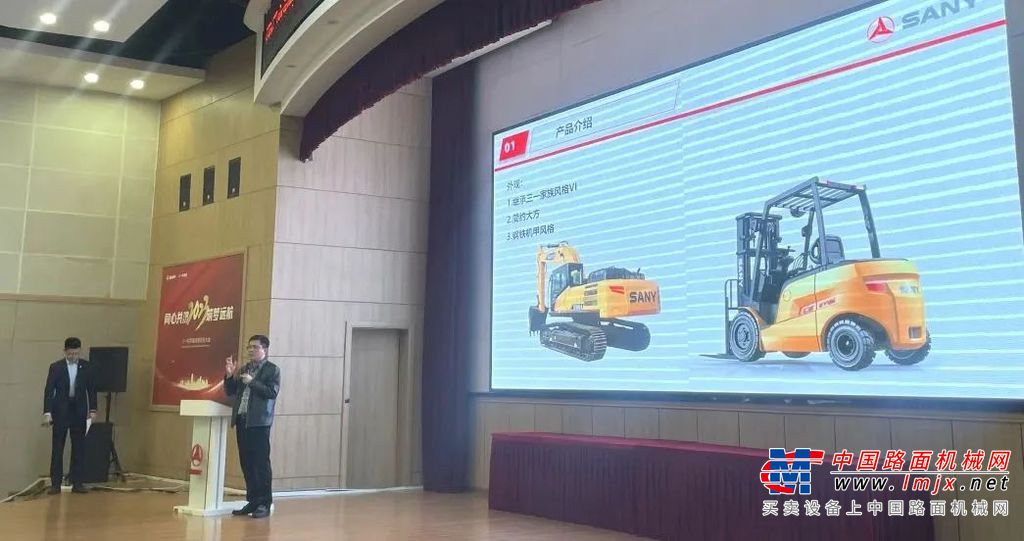 	与会领导及各单位代表在三一机器人科技有限公司董事长郭承志的陪同下，参观三一集团18号工厂，并零距离观摩三一机器人公司智能叉车爆款产品。参观途中，不少代表都啧啧称赞，竖起拇指。