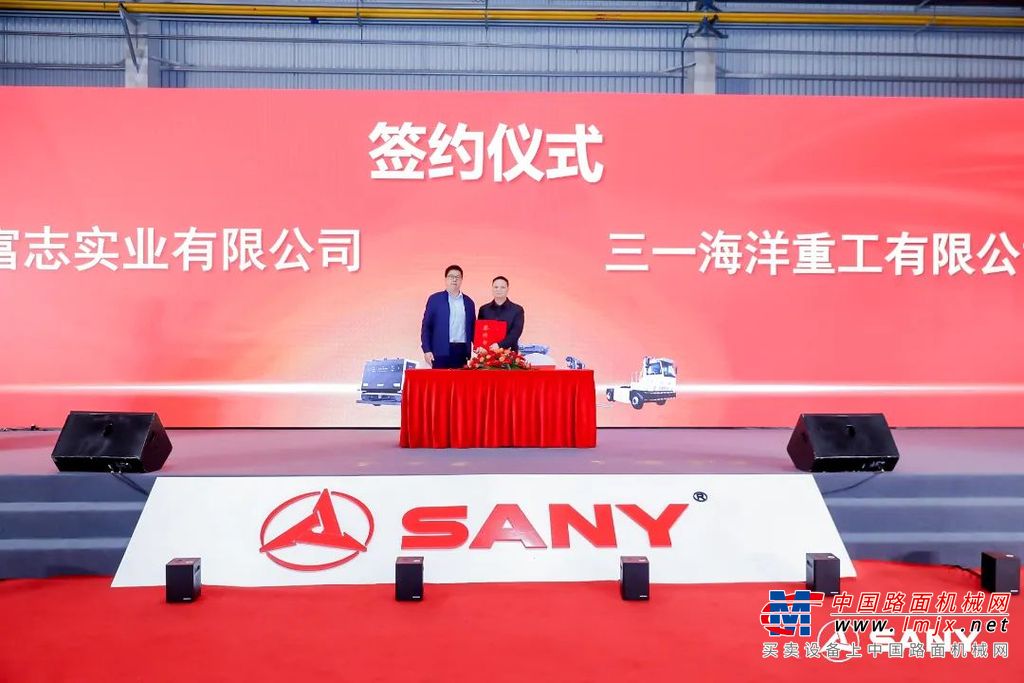 	随后在中国港口协会集装箱分会秘书长张如星的主持下，中国绿色港口技术创新发展论坛成功举办，宁波舟山港、广州港、厦门港、辽港股份、如皋苏中国际、三一海工等企业高管就港口电动化的发展趋势、痛点以及解决方案展开讨论。