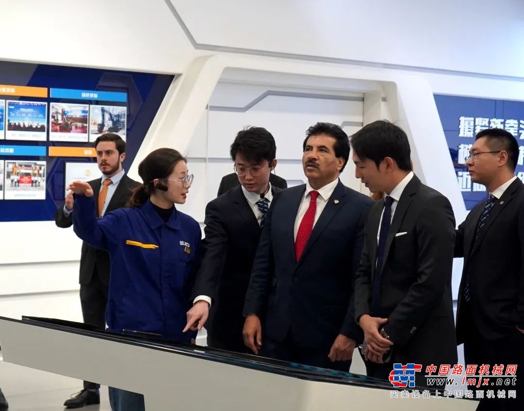 	当得知徐工已在墨西哥投资建设现代化工程机械生产基地，并在该国建立了完备的销售与服务网络时，恩利克斯表示，徐工是全球著名的工程机械企业，希望徐工未来的发展越来越好，不断为全球基础设施建设贡献力量。