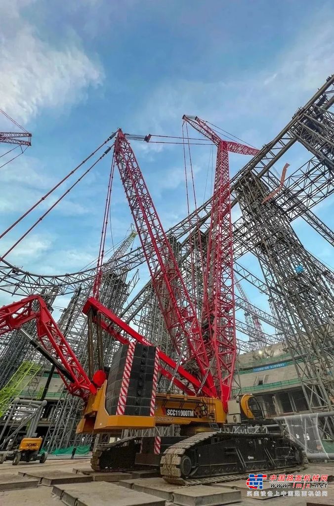 	两道巨拱采用矩形空间管桁架，为屋盖钢结构的主要受力构件之一，整体向场外倾斜22°，屋盖钢结构空间跨度大、钢材加工标准高、吊装施工难度大，安装高度达到85m，相当于普通住宅28层楼高。钢管截面尺寸达1500mm×65mm，单个构件最大重量达221吨，重量重且焊接难度高。
