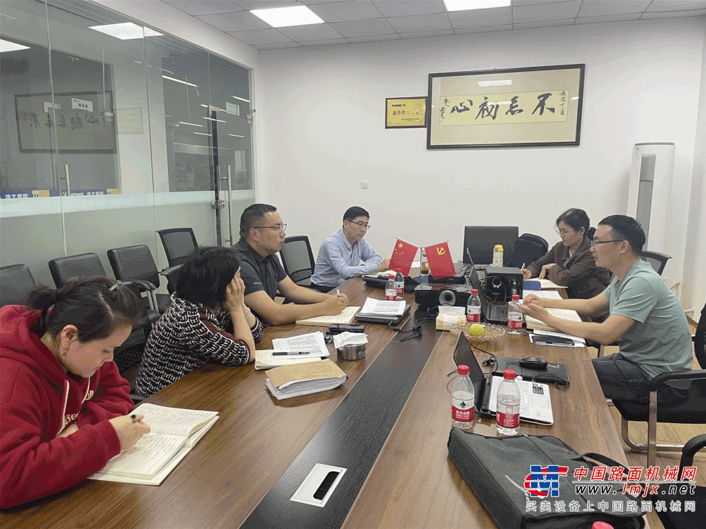 	近日，事业部党委书记、总经理蒋立俏以联系点领导身份参加了制造中心党支部、结构下料党支部组织生活会。会上，支部班子及成员分别作了对照检查发言，基层党员围绕先锋模范作用发挥开展了批评与自我批评，形成支部改进行动计划43项次。蒋总在点评时指出，党员、干部要率先垂范，敢于暴露问题，讲真话、干实事，带头做到“五个转变”。一是转变观念认识。要树立危机意识，清醒地看到和同行标杆及优秀兄弟单位的差距，始终牢记“三个务必”；二是转变工作作风。要树立一线情结，强化服务意识、客户意识，以身作则，带头转变工作作风；三是转变经营理念。要牢固树立“人人都是经营者”的理念，以岗位价值贡献为驱动，强激励硬约束，持续提升企业经营质量；四是转变工作方法。要树立全局和系统观念，注重工作方法的创新和提升，强化工作闭环管理与持续改进；五是转变学习理念。要大兴调查研究之风，主动深入基层，加快学习提升，快速补齐短板。