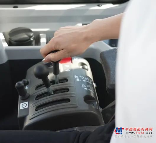 	动力方面，L975H搭载了潍柴210KW高性能国四发动机，结合临工核心动力匹配技术，动力更强劲。整体式气缸盖设计进气更充分，排放升级的同时噪音降低，响应更快，不仅如此，无感再生黑科技能够保障出勤时间。