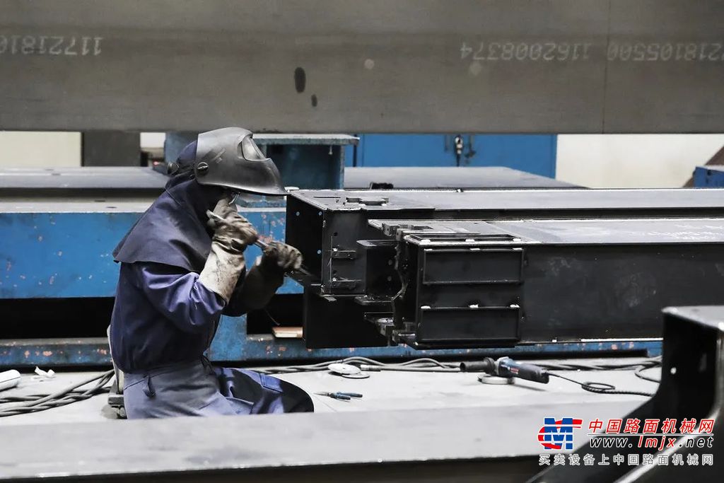 	器械轰鸣、员工激情高涨