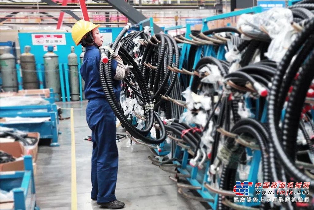 	正全力以赴的赶制消防车、高空作业平台