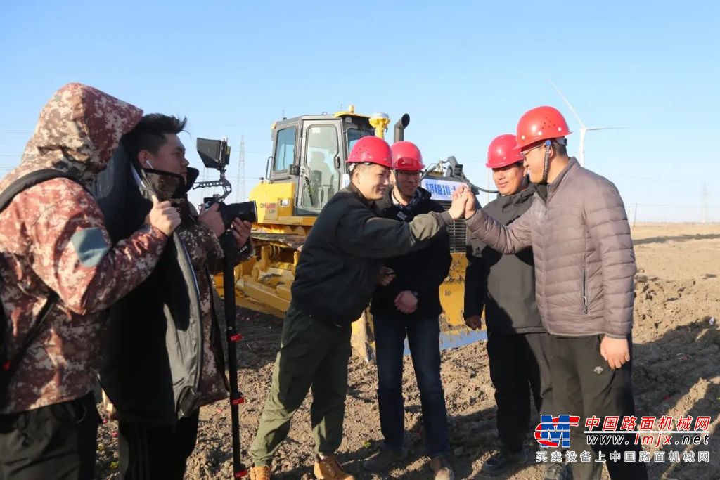 ▌山推智慧施工研究院工程师彭工代表产品研发团队出镜介绍，从极简操作、精准施工、人性化交互等方面全面展示山推DH17-Gi2 LGP 智能推土机无可比拟的高标准农田施工优势。