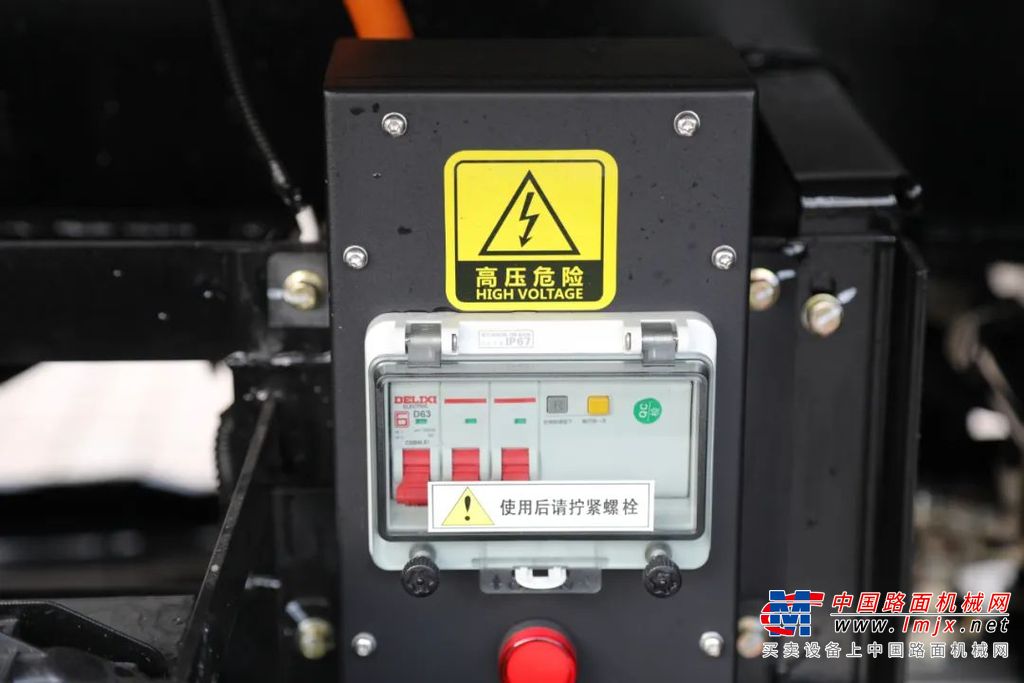 还有最绝的一点，一招“半伸支腿工况作业”，就能轻松解决狭小空间的作业难题。