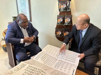 巴布亚新几内亚总理马拉佩亲切接见徐工机械副总裁刘建森一行