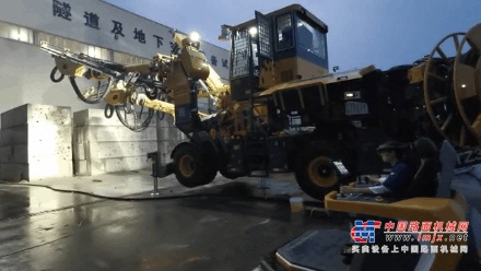 央视镜头里，工作人员正在井下220米的开采巷道里，对徐工凿岩台车进行安全调试。