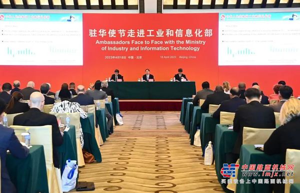 大受震撼！110余位驻华使节走进三一！