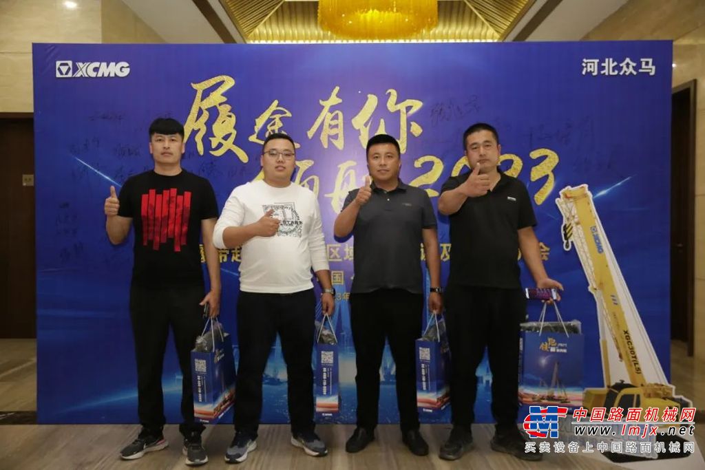徐工伸缩臂履带起重机被业内人士誉为“吊装特种兵”，集汽车起重机臂架变换灵活和履带起重机带载行走优势于一身，非常适用于施工现场复杂严峻的环境。