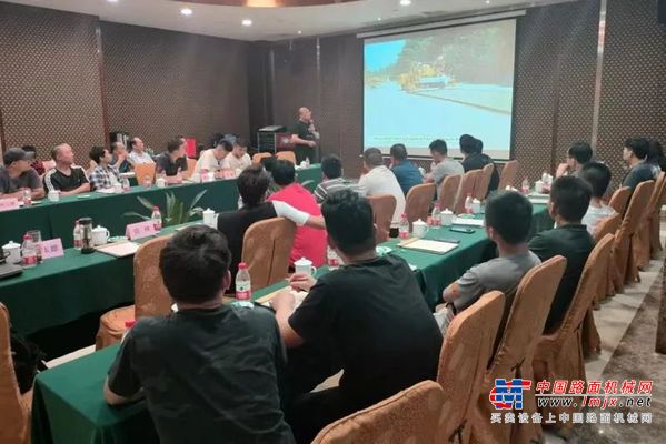 陕建机股份召开第二十二届摊铺机操作手培训班