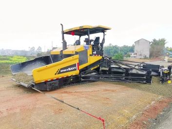 一路“摊”途 | 三一C10大宽度摊铺机助力金仁桐高速建设按下“快进键”！
