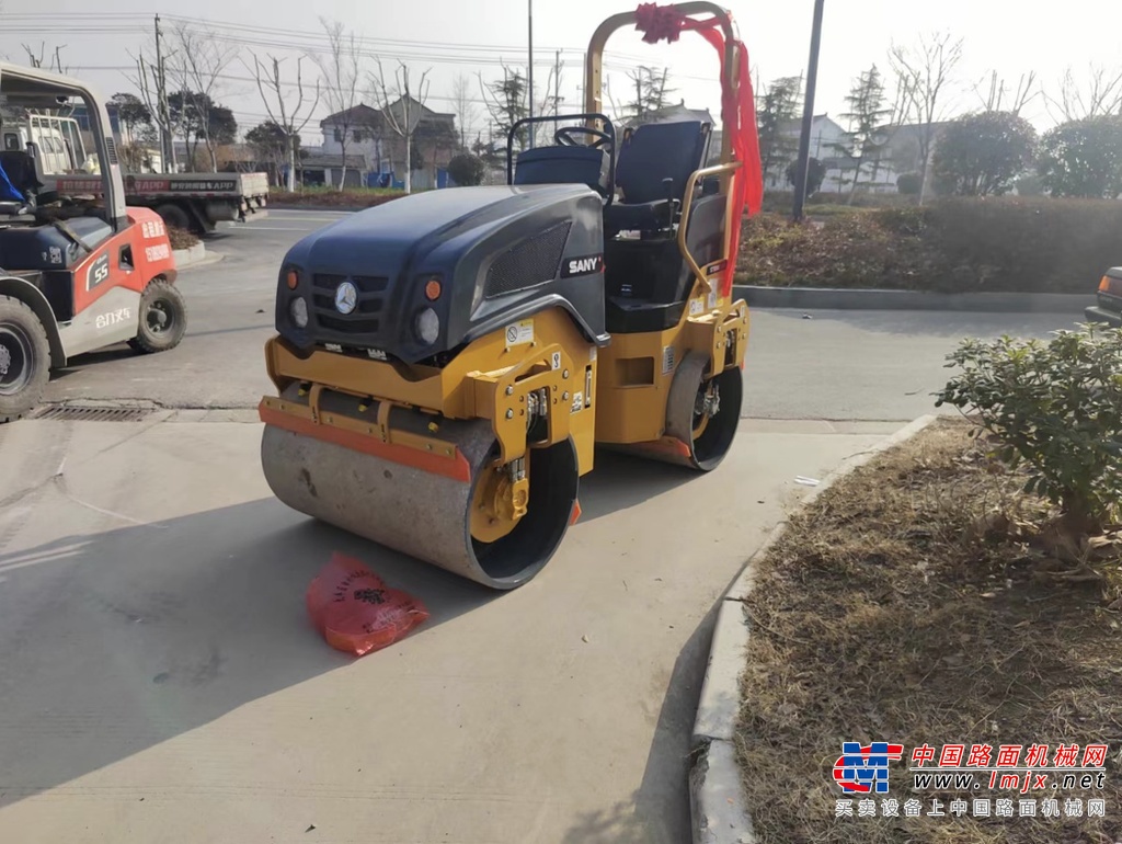 三一C10系列一摊二压小全套路面设备落户浙江衢州，助力长三角地区道路建设，国潮当道锐不可挡！交付现场，客户表示，“参加了三一的C10发布会，感受三一文化和设备品质，当场决定就选三一了！”