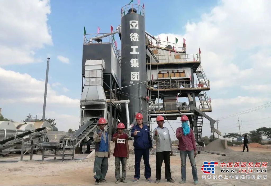 两台沥青站相距40公里，有2个小时车程，雨天泥泞不堪，晴天红尘滚滚。一天，他刚刚排除一工区发生的故障，又收到二工区电话：“由于小车门故障，生产难以继续，而站长已经感染疟疾，无力处理。”	为了不影响当天生产任务，曹九阳迅速启程，不仅解决了问题，还找到故障原因，做好了预防措施。项目经理表示，因为疟疾肆虐，工作人员严重不足，希望曹九阳代为管理。他表示义不容辞：“咱是设备厂家人员，不允许设备有半点差池。”这一周沥青站平均每天产量达到1200吨，无任何故障停机事件。