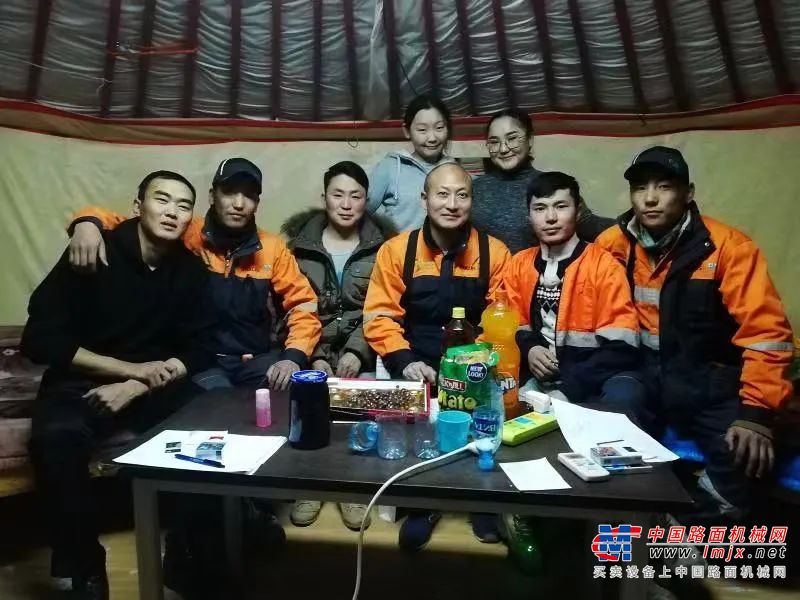 72公里的公路项目，30万吨沥青料。两台XAP160沥青站，平均每天都要生产1000吨。“现在正是雨季，这是多么严峻的考验！”