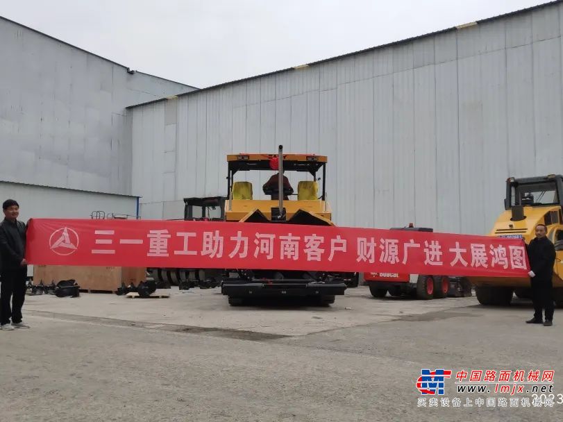 全新C10系列轮胎压路机交付四川攀枝花，带四重制动，配置自动避障系统、安装毫米波雷达、视障碍距离自动减速或停车、倒车可视，客户对设备安全性高度认可；配备轮胎快拆、集中充气、自动喷油系统，得到客户机手一致好评！
