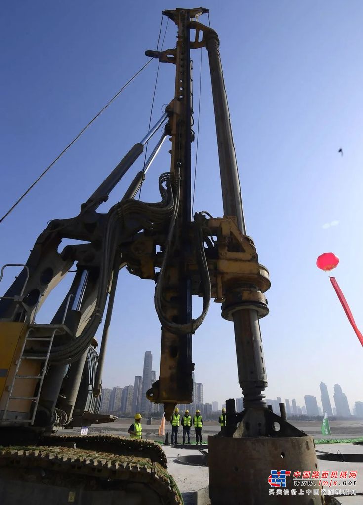 	而支撑起这座“钢铁彩虹”的是桩径2米，桩深82-97米的桩基础，桩基所在地质强风化砾岩、中风化砾岩等，岩石硬度超过100MPa。