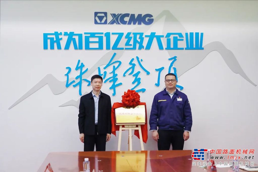 会议开始之前，人力资源与管理部部长陈怡霏带领学院领导对生产现场进行了参观介绍。