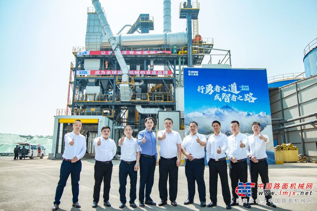 北京恒石道路科技集团有限公司董事长仲昭东（右三）、北京恒石道路科技集团有限公司副董事长胡军（右二）、北京恒石集团路新恒通沥青混凝土有限公司总经理王建征（右一）、徐工道路机械事业部副总经理、徐工养护机械有限公司总经理宋宗华（左三）、徐工道路机械事业部副总经理、营销公司总监王锋（左二）、江苏世炬工程机械有限公司副总经理付晔炯（左一）出席仪式。
