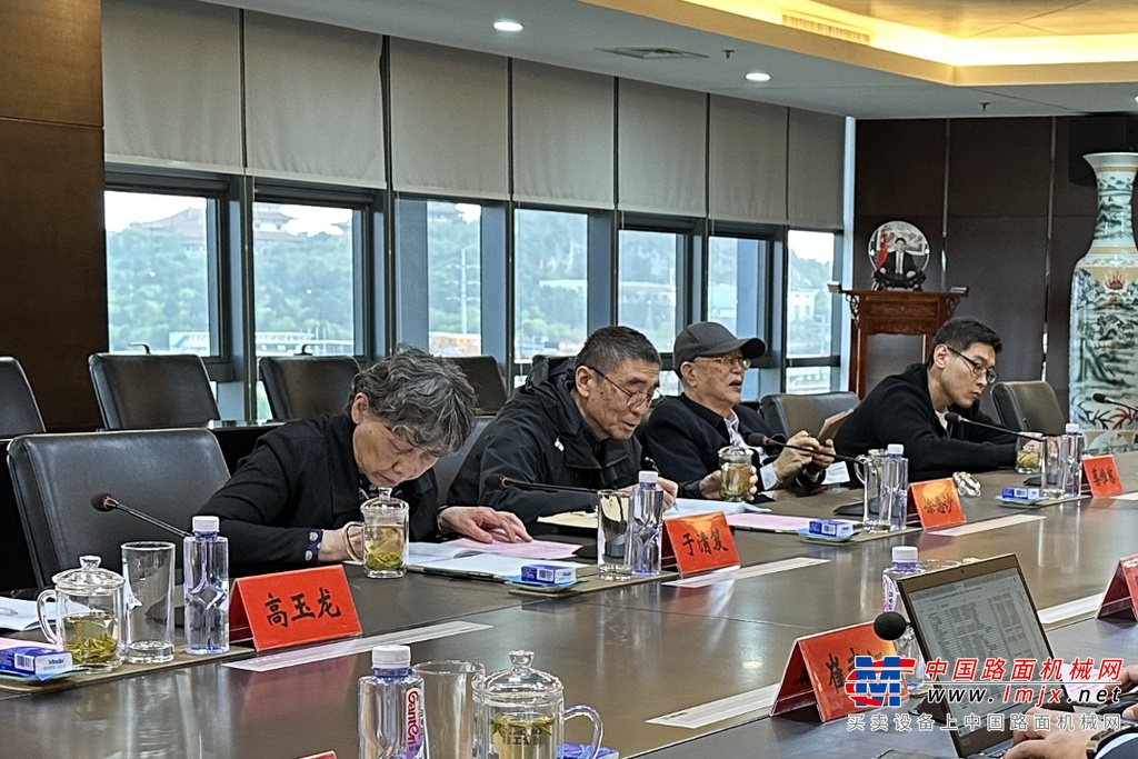 座谈会上，杨东升首先向调研组的到来表示了欢迎。重点介绍了公司自1943年起步至今的历史沿革，特别是近五年来，在习近平总书记视察做出重要指示和党的方针政策指引下发生的巨大变化，分享了徐工在坚守主业、深化改革、创新驱动、协同发展等方面的工作情况和从世界行业排名前10到稳居世界第三的主要成绩。着重介绍了贯彻落实党的二十大关于实现制造业高端化、智能化、绿色化要求，积极构建以工程机械、商用汽车、新能源及核心和零部件产业为一体，“金融服务+信息技术”“人才培养+人才服务”为两翼的新业务发展格局，以及传承红色基因，加强企业党的建设、文化建设、人才建设等前景目标。