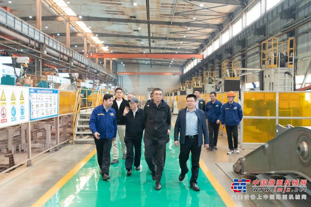 徐念沙一行先后参观了徐工汇智创新中心、徐工挖机和徐工重型等厂区与展示大厅，深入研发中心、生产现场等，详细了解了徐工在关键零部件研发、挖掘机械、起重机械领域，在智能制造、科技创新、关键技术、生产工艺、绿色环保等方面所做的工作和取得的成效，了解了徐工的发展历史、现状以及改革创新取得的进步。调研组对徐工在高质量发展取得的新成果、新变化予以高度认可。