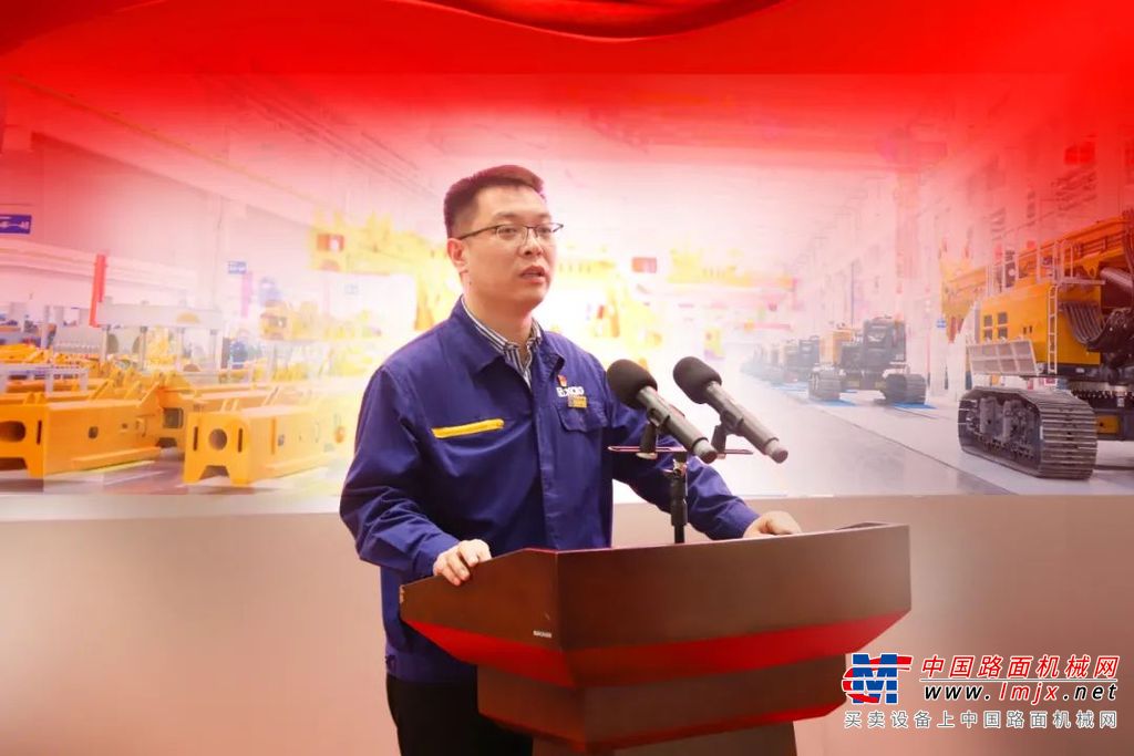 事业部党政工作部部长张念贵宣读了《关于表彰2022年度共青团工作先进集体、个人的决定》。