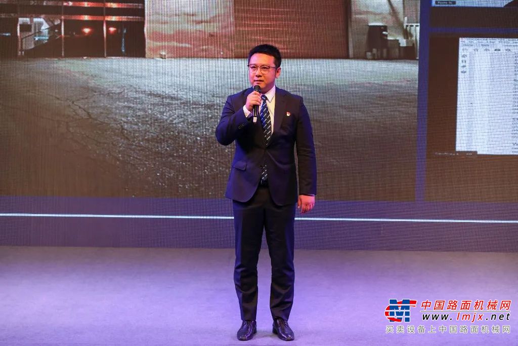 徐工集团总经理、党委副书记孙雷为徐工青年五四奖章（集体）颁奖
