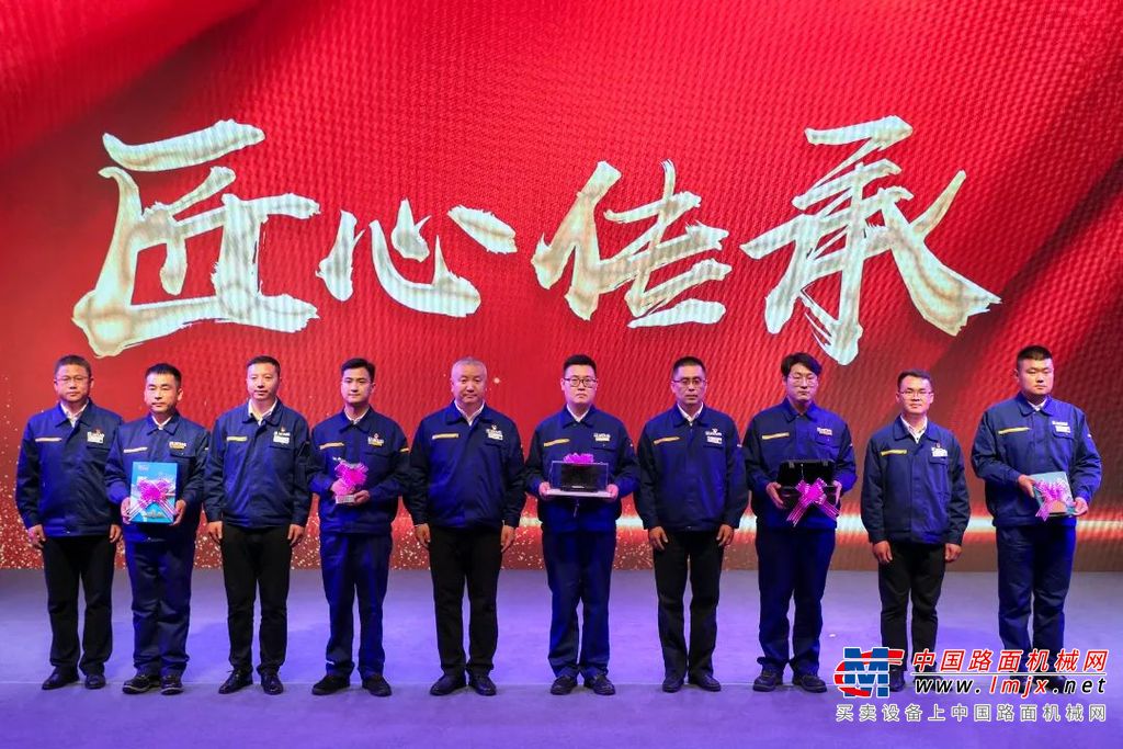 徐工集团党委委员、纪委书记、监察专员周明勇为“八小”活动明星颁奖
