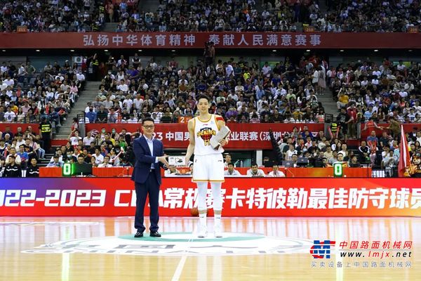 沈梓捷蝉联CBA联赛卡特彼勒年度最佳防守球员