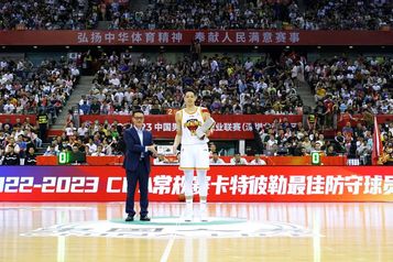 沈梓捷蝉联CBA联赛卡特彼勒年度最佳防守球员