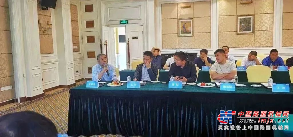 	福田雷萨为北汽福田旗下的工程机械和专用车板块，拥有20年起重机生产经验，同吨位起重机性能在行业最优。福田雷萨随车起重机具有超长臂架、性能卓越，起吊精准、节能高效，安全可靠、质量保障，大跨距支腿、超强稳定，人性化配置、操作舒适优势，起重性能优于竞品5-8%，领先竞品2-3年。