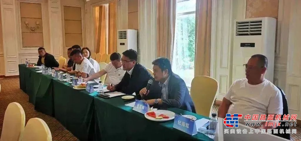 	同时，对高空作业车、清障车等产品优势进行介绍。
