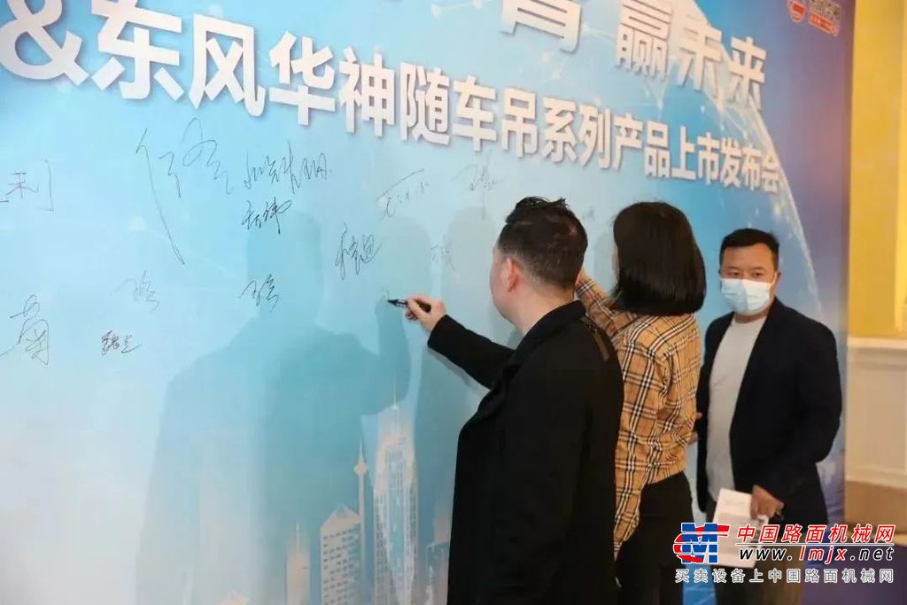 	作为国内随车吊产品专业的制造商，福田雷萨在研发与应用上一直以科技引领，走在行业前列。始终自我革新切实推动随车吊产品发展，在卓越性能、高效节能、安全可靠、精细化设计、人性化设计等方面实现重大突破。