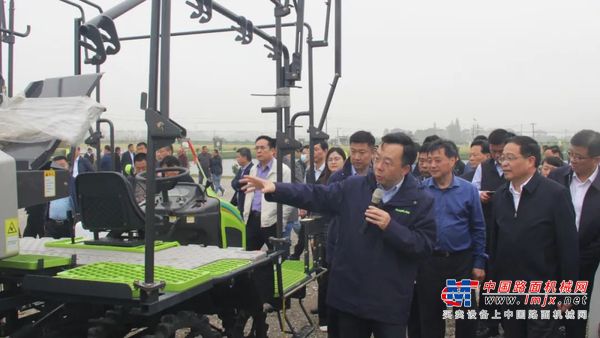 中联重科水稻有序抛秧机在这场省级农业技术推广演示会上广受好评