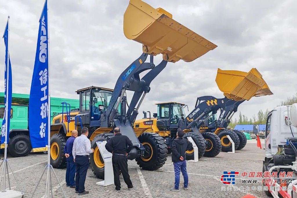 作为采掘主力，徐工XE800GA、XE950GA矿用液压挖掘机，在重载作业效率、油耗节能、维保费用等方面较上代产品都有大幅改进，斗杆、动臂等工作装置也得到全面提升，能够应对全球重载挖掘和采矿工况，是开采作业的绝佳装备。