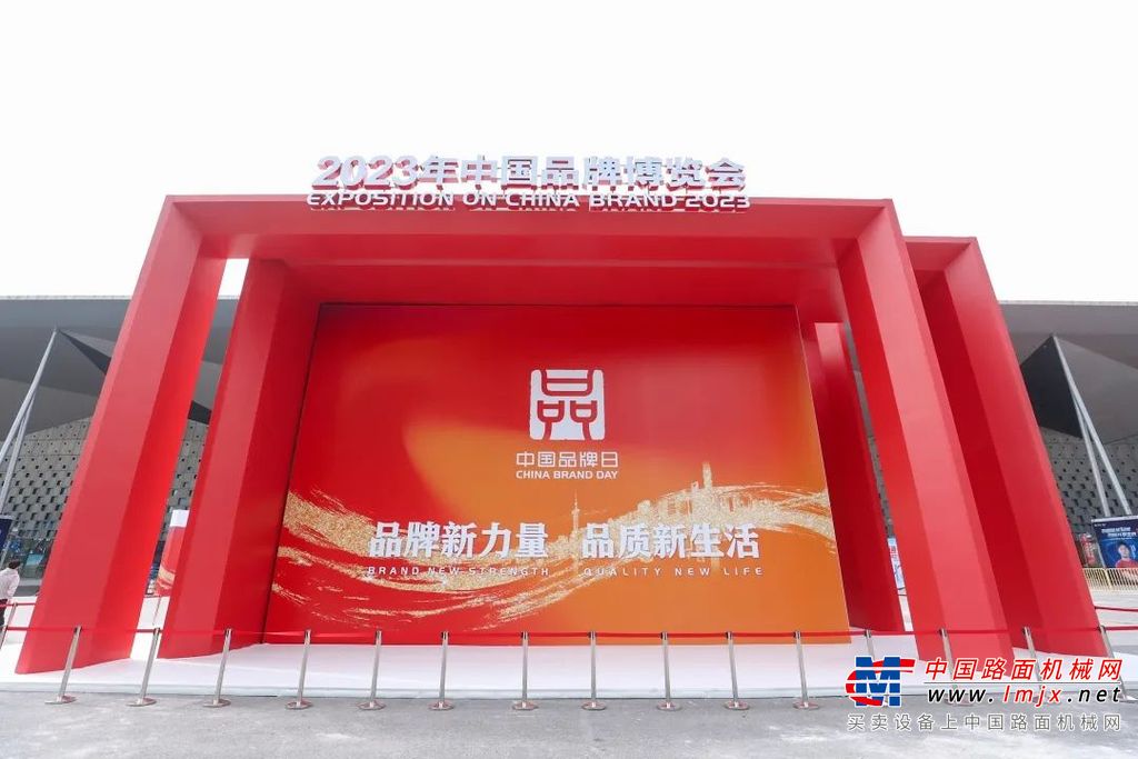 户外展区，挥舞着机械臂的电影《流浪地球2》同款“钢铁螳螂”徐工ET120，吸引了大批海内外观众驻足。