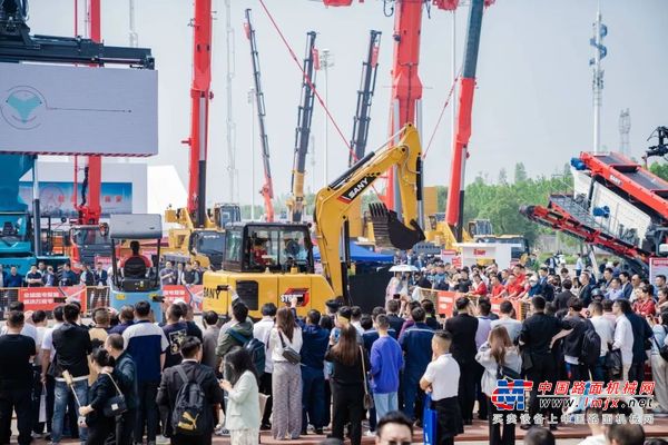 人气爆满，赚足眼球！三一挖机亮相长沙展！