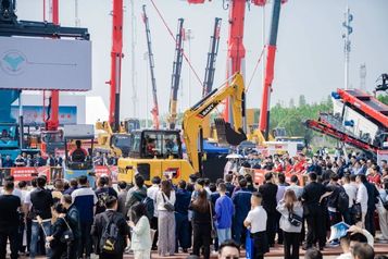 人氣爆滿，賺足眼球！三一挖機亮相長沙展！
