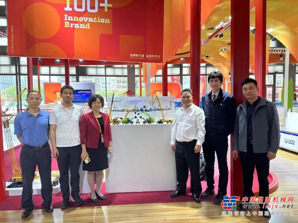 郑津以“自强不息 打造世界一流品牌”为题，从三个方面分享了柳工品牌建设的典型做法。