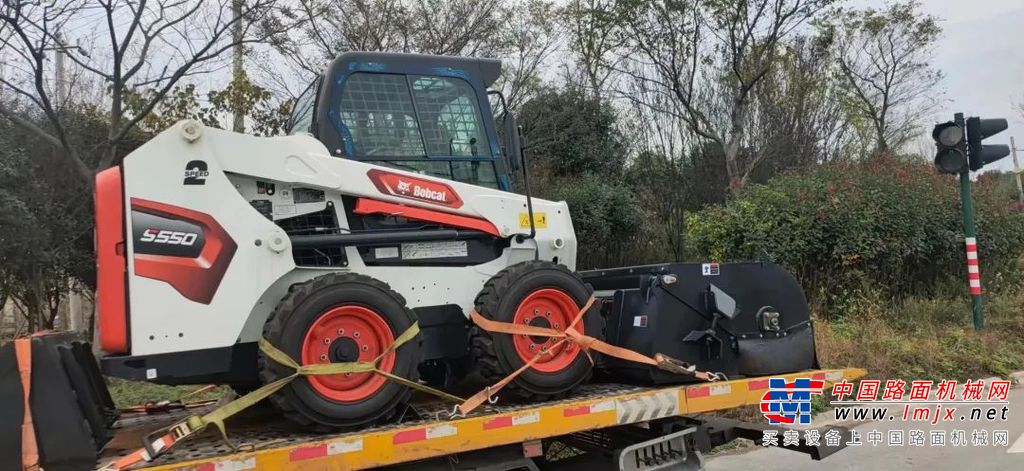 山猫S550搭载斗山D24（国四）发动机，额定功率50.7kW。2995kg的工作质量让它的工作载荷高达926kg。S550采用径向举升工作方式，可让滑移装载机适用于中等高度的作业，如越墙卸载、回填、或装载至平板卡车等工作，优势明显。
